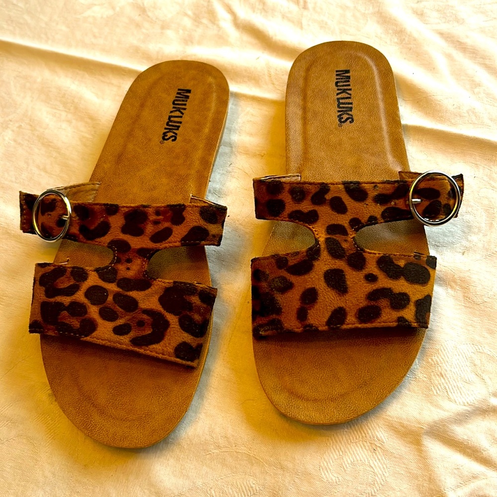 Mukluks Leopard Slides